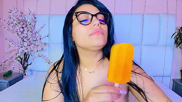 kiana cream online show from February 13, 5:44 pm