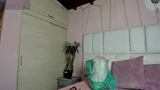 kiana cream online show from March 19, 11:50 am