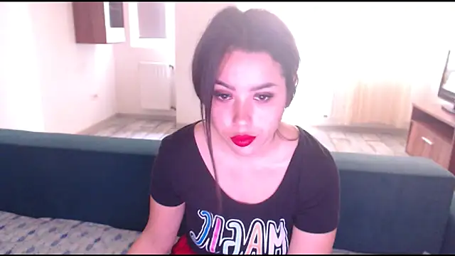 Snapshot of LovelyJulliette chatting on March 17, 8:07 am LovelyJulliette online show from March 17, 8:07 am