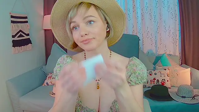 Snapshot of NandiSmile chatting on February 19, 2:34 pm NandiSmile online show from February 19, 2:34 pm