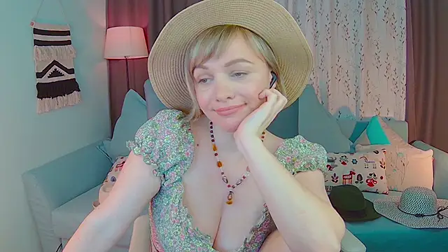 Snapshot of NandiSmile chatting on February 19, 8:52 pm NandiSmile online show from February 19, 8:52 pm