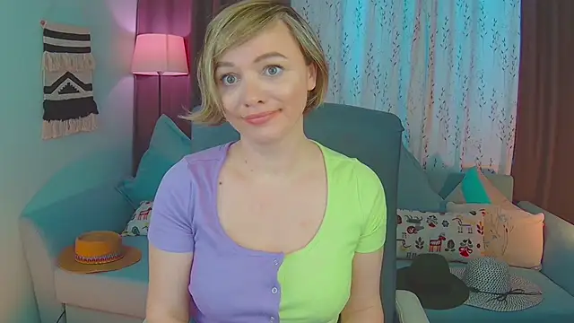 Snapshot of NandiSmile chatting on February 27, 11:52 am NandiSmile online show from February 27, 11:52 am