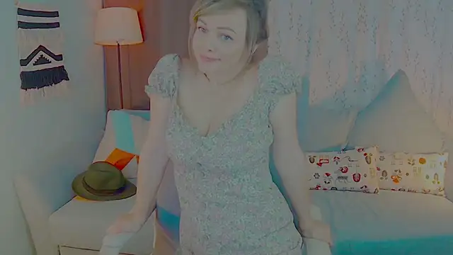 Snapshot of NandiSmile chatting on October 15, 6:02 am NandiSmile online show from October 15, 6:02 am