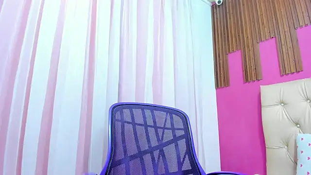 Snapshot of SofiaSexy_ chatting on December 14, 12:21 pm SofiaSexy online show from December 14, 12:21 pm