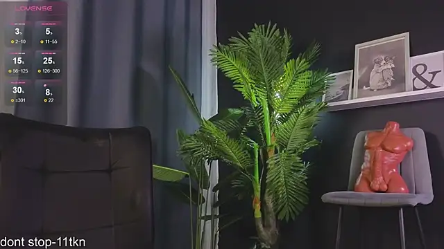 Snapshot of milly_shy chatting on December 20, 10:38 am milly shy online show from December 20, 10:38 am