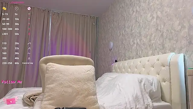 Snapshot of LaraSkinny chatting on November 1, 4:03 am LaraSkinny online show from November 1, 4:03 am