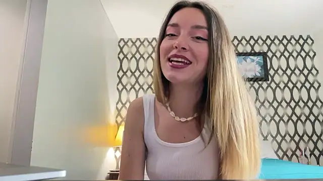 Snapshot of SirenaBelle chatting on February 9, 1:33 am SirenaBelle online show from February 9, 1:33 am