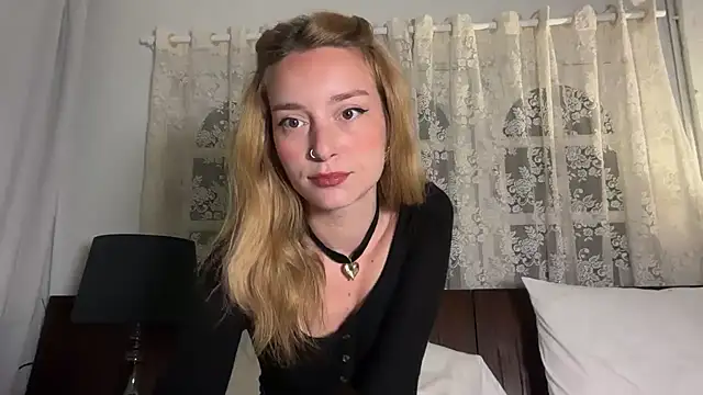 Snapshot of SirenaBelle chatting on May 17, 9:55 pm SirenaBelle online show from May 17, 9:55 pm