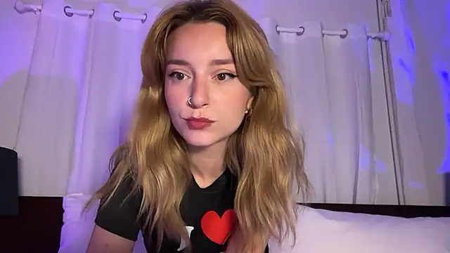 Snapshot of SirenaBelle chatting on May 27, 9:23 pm SirenaBelle online show from May 27, 9:23 pm