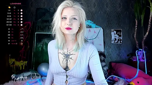 Snapshot of little_grinch666 chatting on February 13, 8:55 pm little grinch666 online show from February 13, 8:55 pm