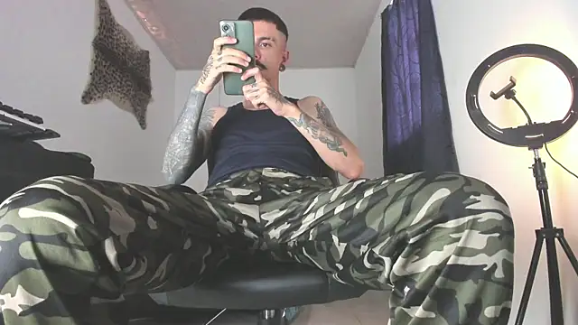 Snapshot of Aaron_BigDickxxx chatting on July 30, 5:01 pm Aaron BigDickxxx online show from July 30, 5:01 pm