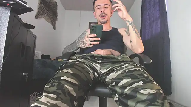 Snapshot of Aaron_BigDickxxx chatting on August 5, 10:23 pm Aaron BigDickxxx online show from August 5, 10:23 pm