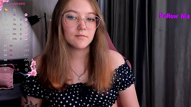 Snapshot of bunny_bubble chatting on October 5, 10:29 pm bunny bubble online show from October 5, 10:29 pm