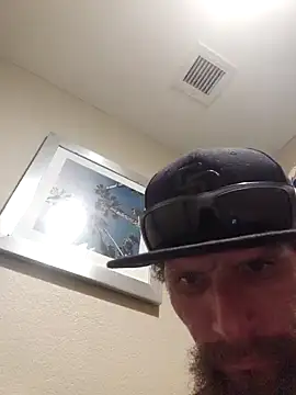 Snapshot of Crackkers chatting on December 20, 3:58 am Crackkers online show from December 20, 3:58 am