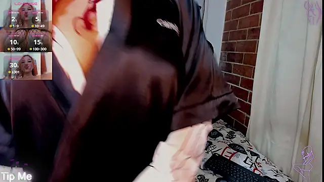 Snapshot of kyliejenner_hot chatting on October 26, 1:44 am kyliejenner hot online show from October 26, 1:44 am