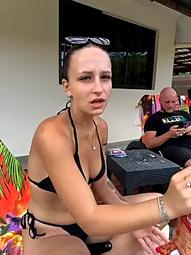 Snapshot of emma4xxx chatting on February 8, 7:49 pm emma4xxx online show from February 8, 7:49 pm