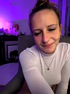 Snapshot of emma4xxx chatting on March 18, 8:15 pm emma4xxx online show from March 18, 8:15 pm