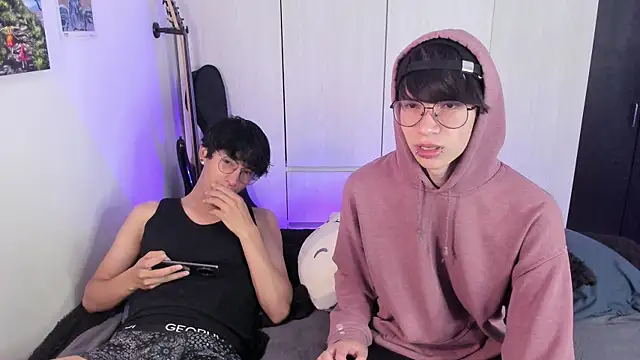 Snapshot of Aventure_Twinks chatting on December 12, 3:54 am Aventure Twinks online show from December 12, 3:54 am