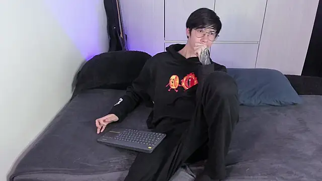 Snapshot of Aventure_Twinks chatting on February 7, 1:15 am Aventure Twinks online show from February 7, 1:15 am