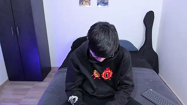 Snapshot of Aventure_Twinks chatting on February 19, 9:14 pm Aventure Twinks online show from February 19, 9:14 pm