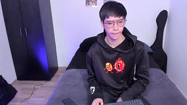 Snapshot of Aventure_Twinks chatting on February 25, 7:25 pm Aventure Twinks online show from February 25, 7:25 pm