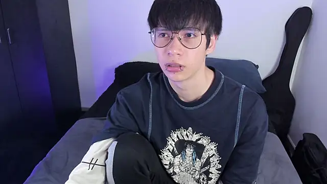 Snapshot of Aventure_Twinks chatting on October 26, 3:23 am Aventure Twinks online show from October 26, 3:23 am