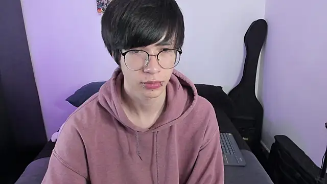 Snapshot of Aventure_Twinks chatting on December 18, 7:31 pm Aventure Twinks online show from December 18, 7:31 pm