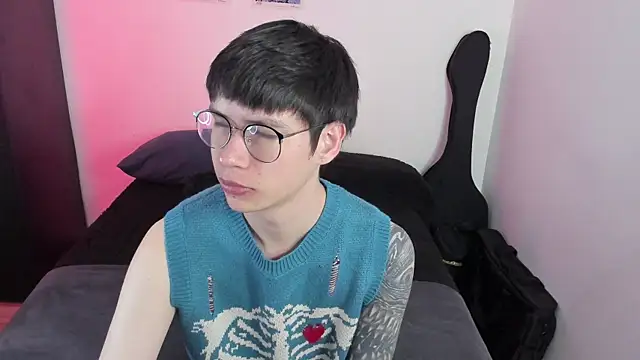 Snapshot of Aventure_Twinks chatting on January 15, 6:55 pm Aventure Twinks online show from January 15, 6:55 pm