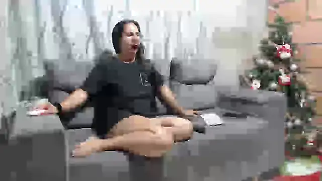 Snapshot of tom_and_lazzie chatting on December 31, 2:08 am tom and lazzie online show from December 31, 2:08 am