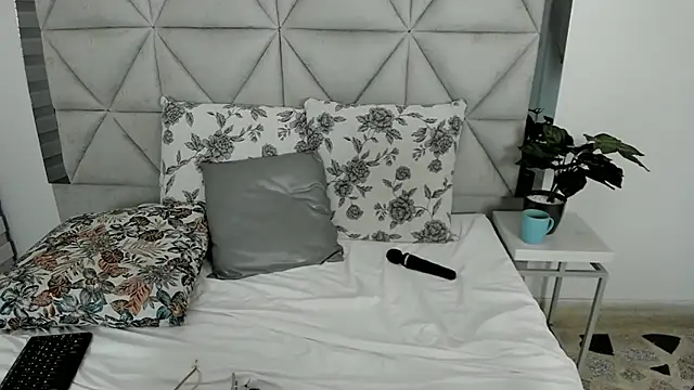 nina pons online show from March 5, 1:10 am