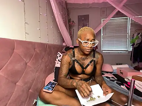 VixenCapri online show from June 24, 3:55 pm