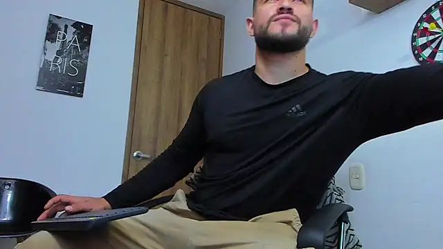 Snapshot of AndrewDiaz chatting on October 6, 4:32 am AndrewDiaz online show from October 6, 4:32 am