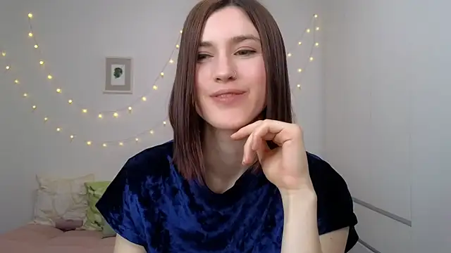 Snapshot of AliciaNewell chatting on June 13, 4:43 am AliciaNewell online show from June 13, 4:43 am
