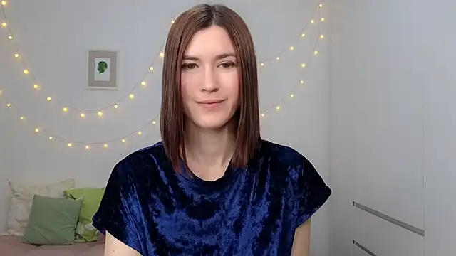 Snapshot of AliciaNewell chatting on June 15, 5:20 am AliciaNewell online show from June 15, 5:20 am