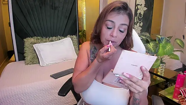 Snapshot of MrsFoucher chatting on June 19, 9:29 pm MrsFoucher online show from June 19, 9:29 pm