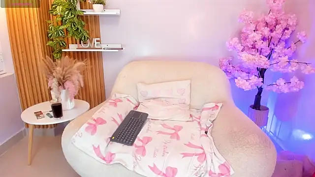 Snapshot of MrsFoucher chatting on July 28, 11:15 pm MrsFoucher online show from July 28, 11:15 pm