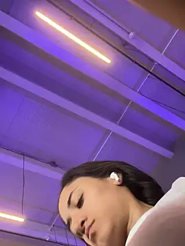 Snapshot of _Caroliinee_ chatting on February 4, 3:57 pm Caroliinee online show from February 4, 3:57 pm