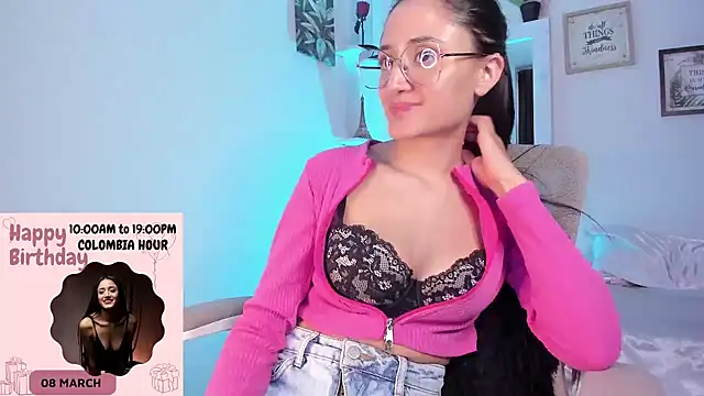 Snapshot of _Caroliinee_ chatting on March 7, 10:21 pm Caroliinee online show from March 7, 10:21 pm