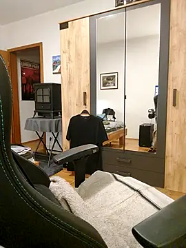 noidentiti online show from March 21, 7:57 pm