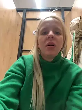 Snapshot of LikaCat chatting on December 25, 7:14 am LikaCat online show from December 25, 7:14 am