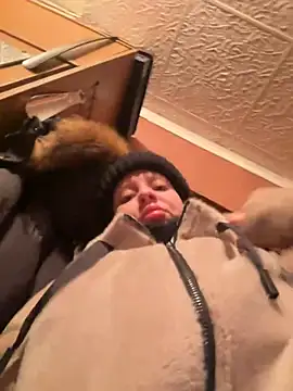 Snapshot of LikaCat chatting on December 29, 4:05 am LikaCat online show from December 29, 4:05 am