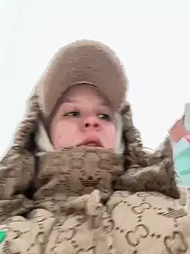 Snapshot of LikaCat chatting on January 4, 3:29 am LikaCat online show from January 4, 3:29 am