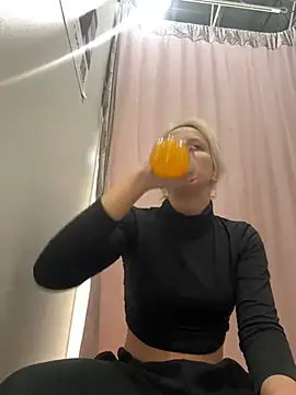 Snapshot of LikaCat chatting on January 7, 7:10 am LikaCat online show from January 7, 7:10 am