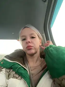 Snapshot of LikaCat chatting on January 12, 4:00 am LikaCat online show from January 12, 4:00 am