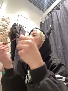 Snapshot of LikaCat chatting on February 10, 4:19 am LikaCat online show from February 10, 4:19 am