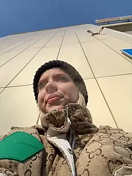 Snapshot of LikaCat chatting on February 19, 6:33 am LikaCat online show from February 19, 6:33 am