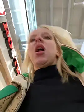 Snapshot of LikaCat chatting on February 23, 7:11 am LikaCat online show from February 23, 7:11 am