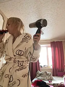 Snapshot of LikaCat chatting on February 28, 2:20 am LikaCat online show from February 28, 2:20 am