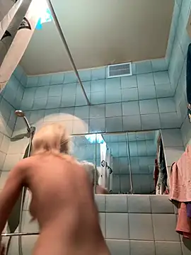 Snapshot of LikaCat chatting on March 7, 4:02 am LikaCat online show from March 7, 4:02 am