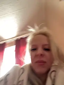 Snapshot of LikaCat chatting on March 8, 4:12 am LikaCat online show from March 8, 4:12 am